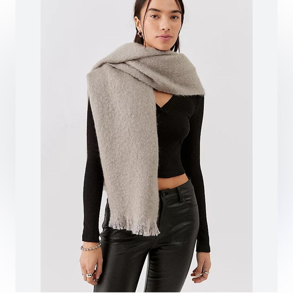 URBAN OUTFITTERS Sammi Nubby Scarf In Light Grey NWT